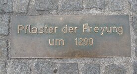 Pflaster Freyung um 1200.jpg