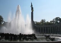 Hochstrahlbrunnen am Schwarzenbergplatz.jpg