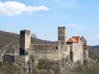 Blick vom Reginafelsen zur Burg Hardegg.jpg