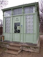 Toilette im SchÃ¶nbrunner Schlosspark.jpg