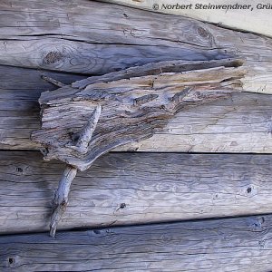 Kleiderhaken an Hüttenwand