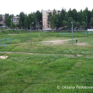 Sportplatz vor der Schule Nummer 3, Mirny