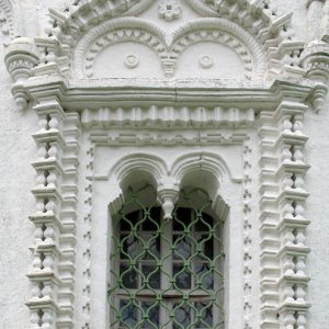 Fenster der Mariä-Verkündigung-Kirche (17.Jh.)