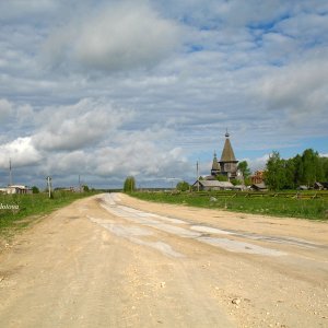 der Weg zum Kirchenensemble von Ljadiny