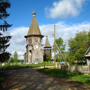 Kirchenensemble in Ljadiny, Blick vom Dorf