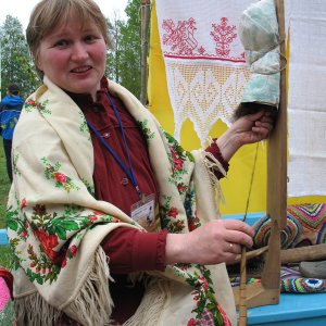 Spinnerin auf dem Jahrmarkt