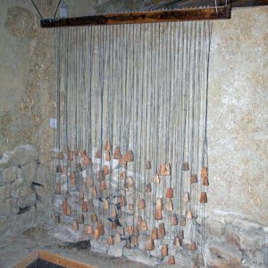 Rekonstruktion eines senkrechten Webstuhls aus der Antike