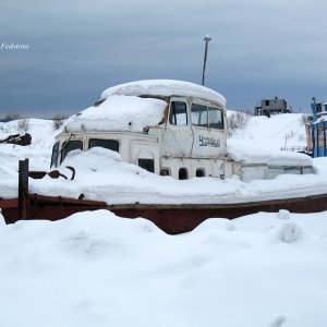 Motorboot im Schnee