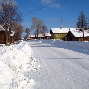 Strasse in Leschukonskoje an einem sonnigen Tag