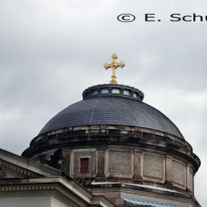 Johannisfriedhof Dresden - große Feierhalle für Erdbestattungen - Turmkreuz