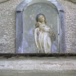 Marienstatue in Hausgrotte