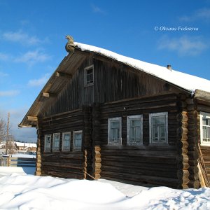 Haus mit traditionellem Pferdchen am Dachfirst