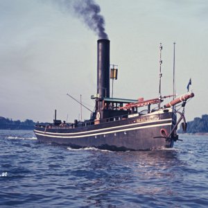 Dampfschiff am Rhein bei Köln