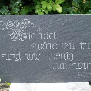 Zitate auf Schieferplatten