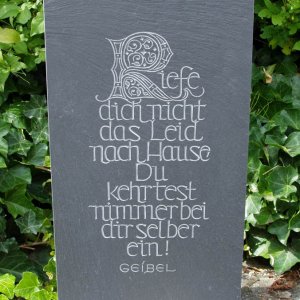 Zitate auf Schieferplatten