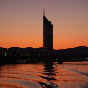 Milleniumtower Wien von der Donau aus