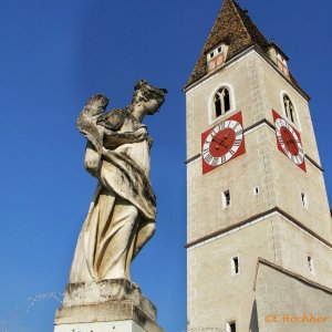 Brunnen und Kirchturm