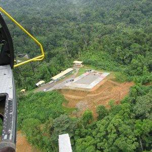 Heli-Pilot im Regenwald Panamas