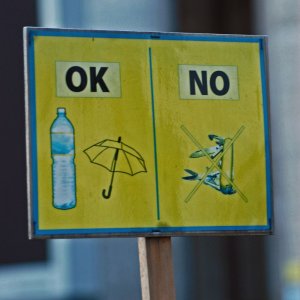 Schild vor dem Petersdom in Rom