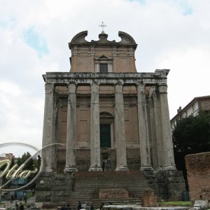 Tempel des Antoninus und der Faustina in Rom (Italien).