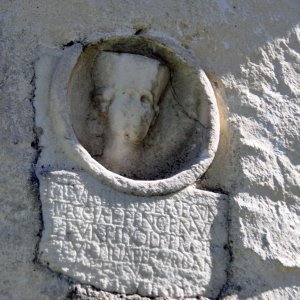 Keltisch-römischer Grabstein an der Außenmauer des Karners von Globasnitz