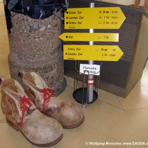 Tiroler Bergschuhe und Wanderwegweiser