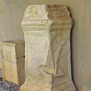 Lapidarium im Friedhof von Tarvisio (Italien)