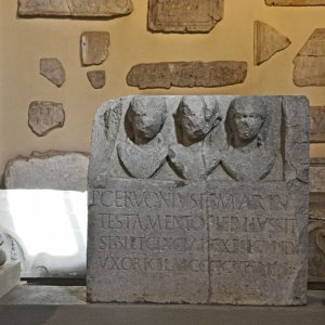 Portogruaro - Museo Concordiense - Grabmal für Gattin + Konkubine