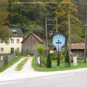 Himmelblaues Wegkreuz