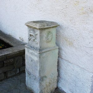 Steinsäule mit Schale