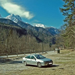 Parkplatz vor dem Denkmal für Friedrich Hensel bei Malborghetto