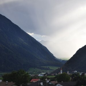 Blick von Mals Richtung Taufers und Müstäir auf eine Regenwand