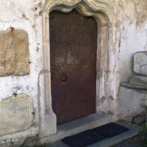 "Römersteine" an der Pfarrkirche Pulst bei Liebenfels (K).