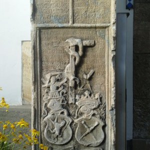 Ein weiterer eigenartiger Grabstein (1559) an der Stadtpfarrkirche St. Veit