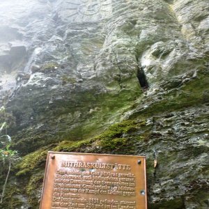 Mithras-Felsen in St. Urban am Urbanersee (K).