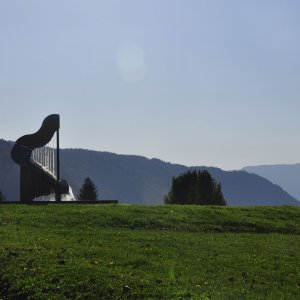 Harfenbrunnen vor dem Stift Ossiach