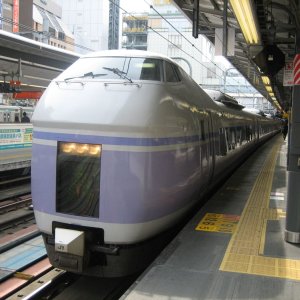 Jap. Regionalexpress im Bahnhof Shibuya, Tokyo.