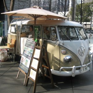 Flohmarkt in einer Tokyoter Straße.