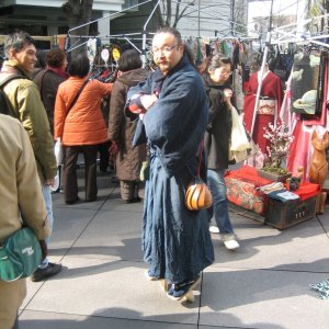 Flohmarkt in einer Tokyoter Straße.