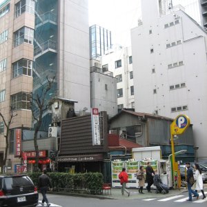 Tokyo, Straßenszene: Groß und klein, alt und neu nebeneinander.