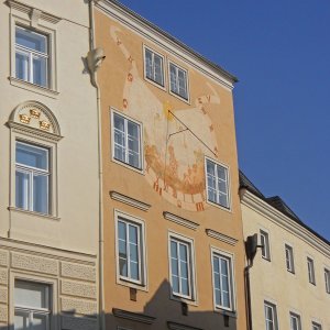 Sonnenuhr in der Unteren Landstraße in Krems an der Donau