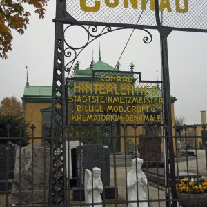 Vor dem Zentralfriedhof in Wien