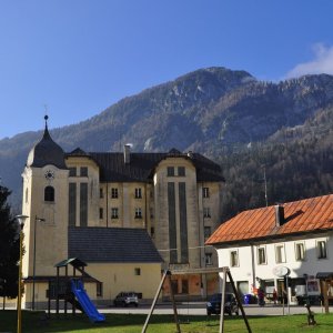 Cave del Predil - Raibl (Italien): Kirche mit sie überragende Arbeiterwohnh