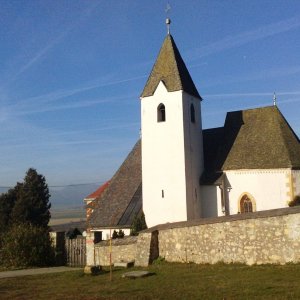 Wehrkirche St. Martin am Krappfeld (K) von Süden.