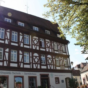 Das ehemalige Katholische Pfarrhaus stammt aus dem Jahre 1706