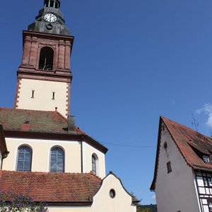 Katholische Kirche mit dem Alten Pfarrhaus