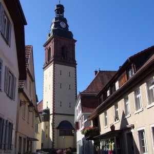 Blick von der Kirchgasse aus auf den Kirchturm