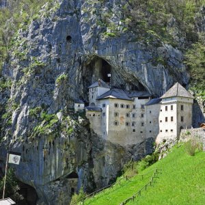 Predjamski Grad (Slowenien) - Turnierplatz im Vordergrund