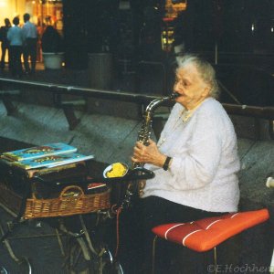 Lucia Westerguard, Musikantin, Straßenmusikantin