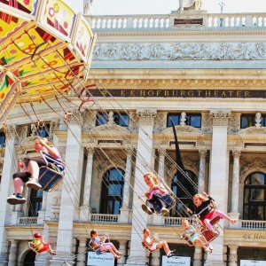 Vorbeifliegen am Burgtheater